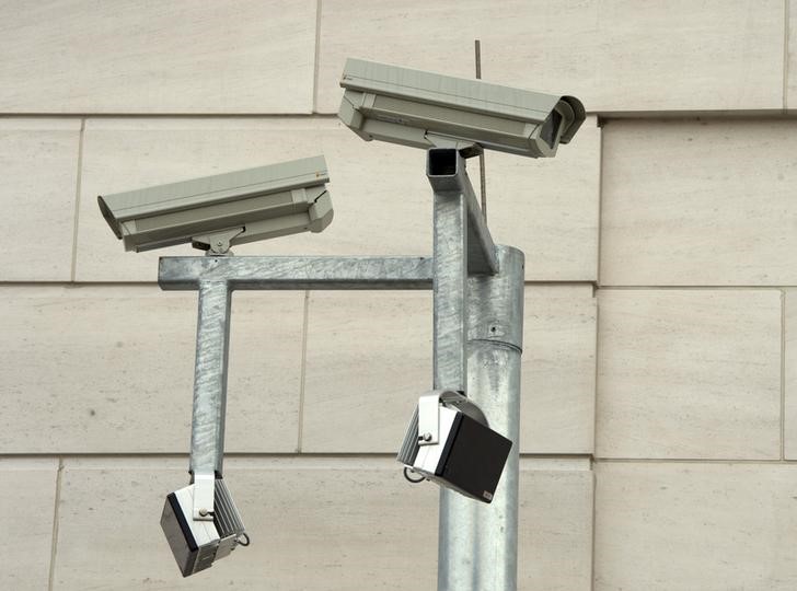 © Reuters. A general view shows security cameras on a building in the north part the compound of the German Federal Intelligence Agency during the opening ceremony of the BND headquarters in Berlin