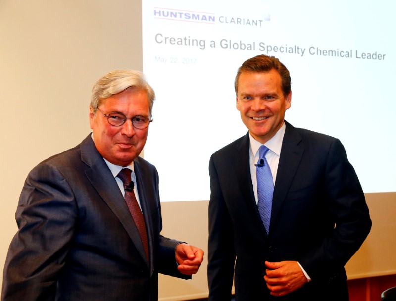© Reuters. FILE PHOTO: CEO Kottmann of Swiss chemical company Clariant and Huntsman President and CEO Huntsman smile after a news conference in Zurich