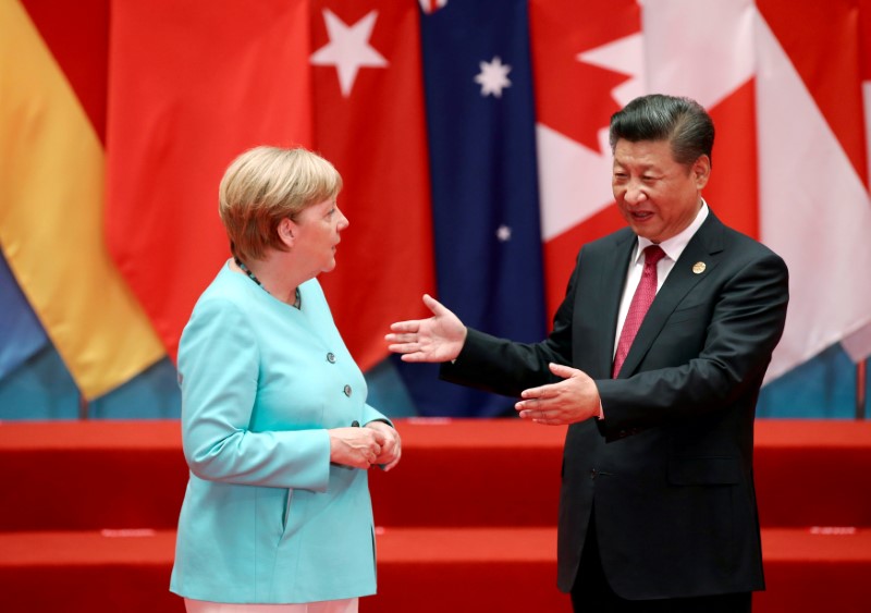 © Reuters. FILE PHOTO: Chinese President Xi Jinping talks with German Chancellor Angela Merkel as they pose for a group picture during the G20 Summit in Hangzhou