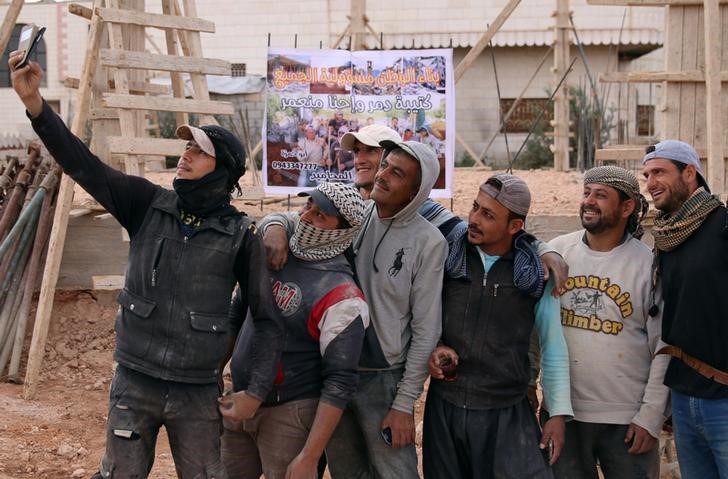 © Reuters. "إنت دمر واحنا نعمر" .. حكاية عامل بناء في سوريا