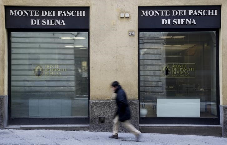 © Reuters. A man walks in front of the Monte dei Paschi bank in Siena
