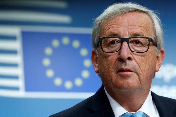 © Reuters. EU Commission President Juncker addresses a news conference during a EU leaders summit in Brussels