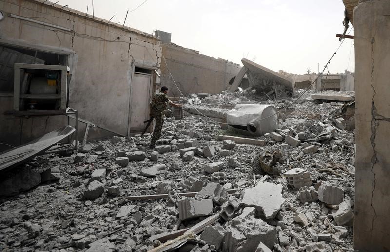 © Reuters. معارك بين قوات سوريا الديمقراطية والدولة الإسلامية في المدينة القديمة بالرقة
