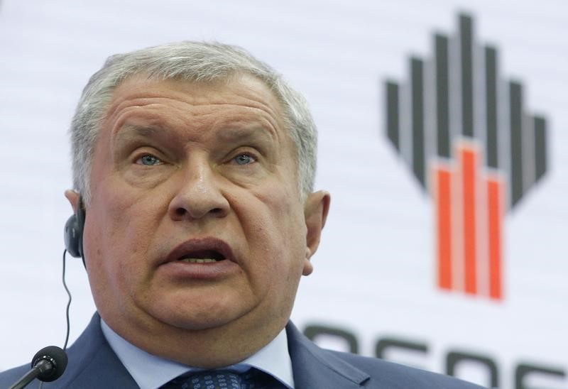 © Reuters. Rosneft CEO Sechin attends the St. Petersburg International Economic Forum