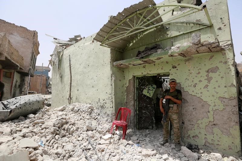 © Reuters. العراق يبطئ التقدم صوب آخر جيب للدولة الإسلامية في الموصل