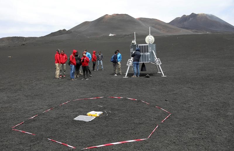 © Reuters. اختبار روبوتات استكشاف القمر في جبل إتنا في صقلية