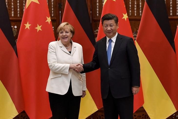 © Reuters. Presidente da China, Xi Jinping, e a chanceler da Alemanha, Angela Merkel, em Hangzhou