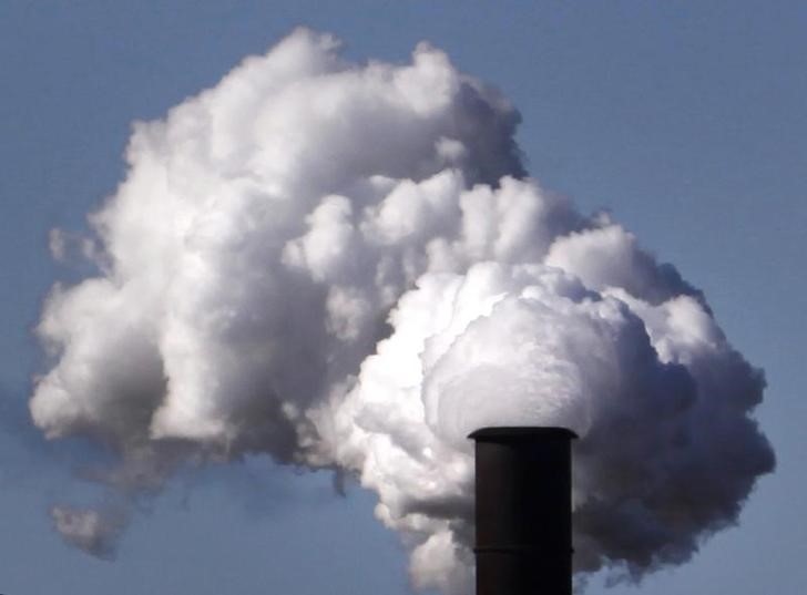 © Reuters. Fumaça sai de chaminé de uma fábrica