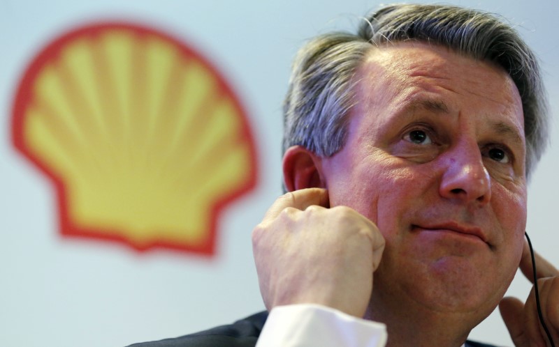 © Reuters. Ben van Beurden, chief executive officer of Royal Dutch Shell, listens to a question during a news conference in Rio de Janeiro