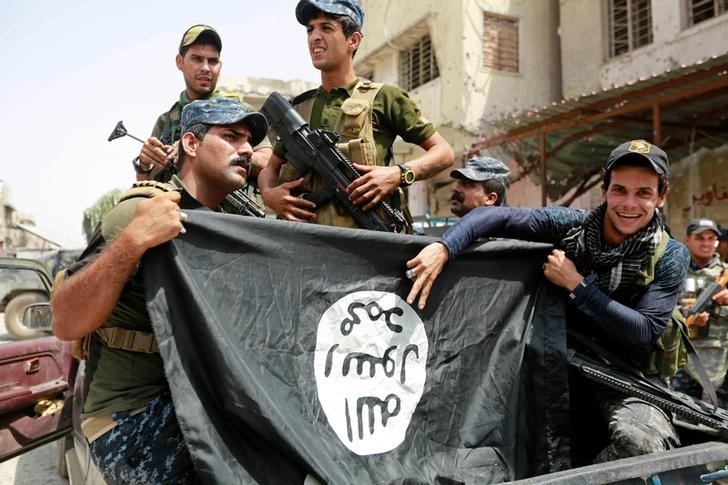 © Reuters. الدولة الإسلامية تدافع بضراوة عن مواقعها المتضائلة بالموصل والرقة