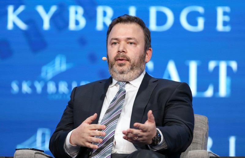 © Reuters. Founder and CIO at Saba Capital Management Weinstein speaks during the SALT conference in Las Vegas