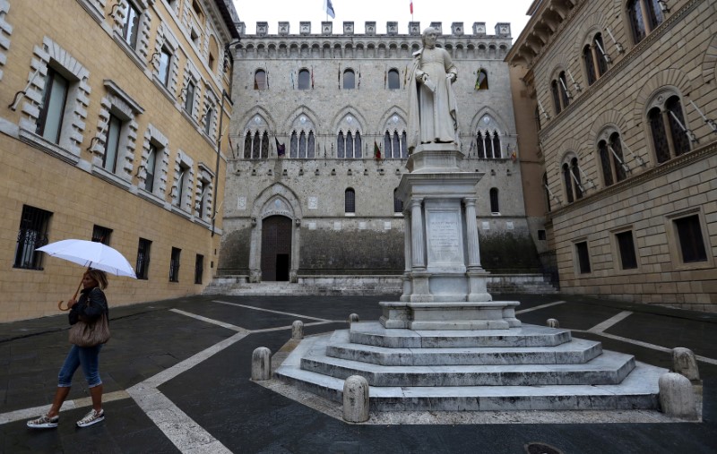 © Reuters. FILE PHOTO: The entrance of Monte dei Paschi bank headquarters is pictured in Siena
