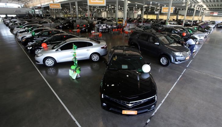 © Reuters. Carros novos e usados são exibidos em loja em São Paulo, Brasil