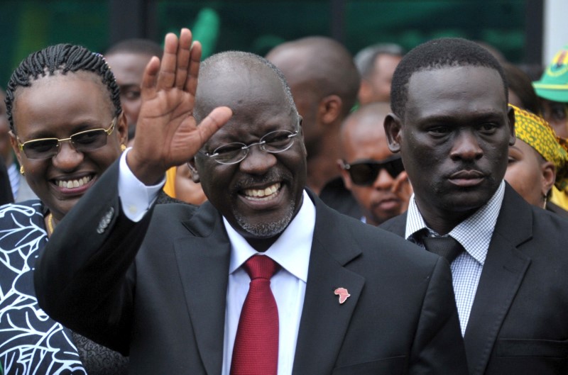 © Reuters. FILE PHOTO: Tanzania's President elect Magufuli salutes members of the ruling CCM at the party's sub-head office on Lumumba road in Dar es Salaam