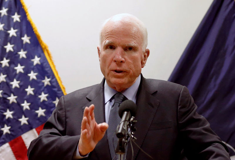 © Reuters. U.S. Senator John McCain speaks during a news conference in Kabul