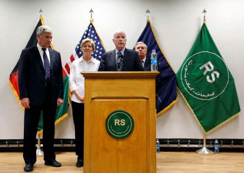 © Reuters. U.S. Senator John McCain speaks during a news conference in Kabul