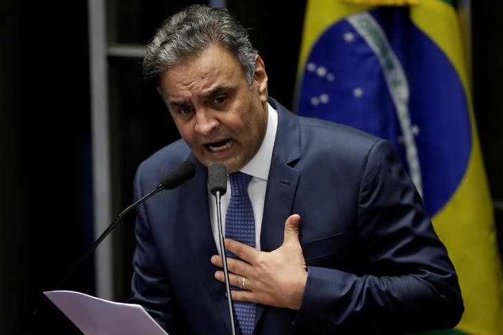 © Reuters. Senador Aécio Neves faz discurso se defendendo de acusações de corrupção após retomar mandato em Brasília, Brasil