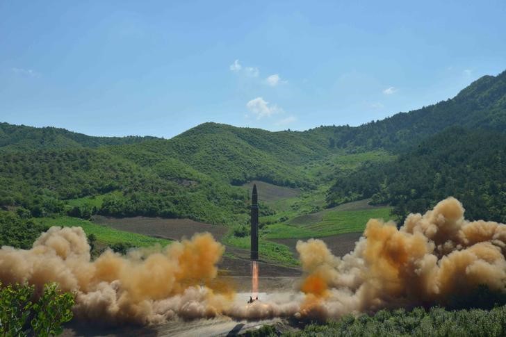 © Reuters. Míssil balístico Hwasong-14 em foto divulgada pela Agência de Notícias Central da Coreia do Norte, em Pyongyang