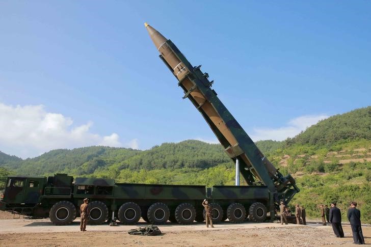 © Reuters. بيونجيانج تختبر صاروخا عابرا للقارات يمكنه حمل رأس نووي وأمريكا تدعو لتحرك عالمي