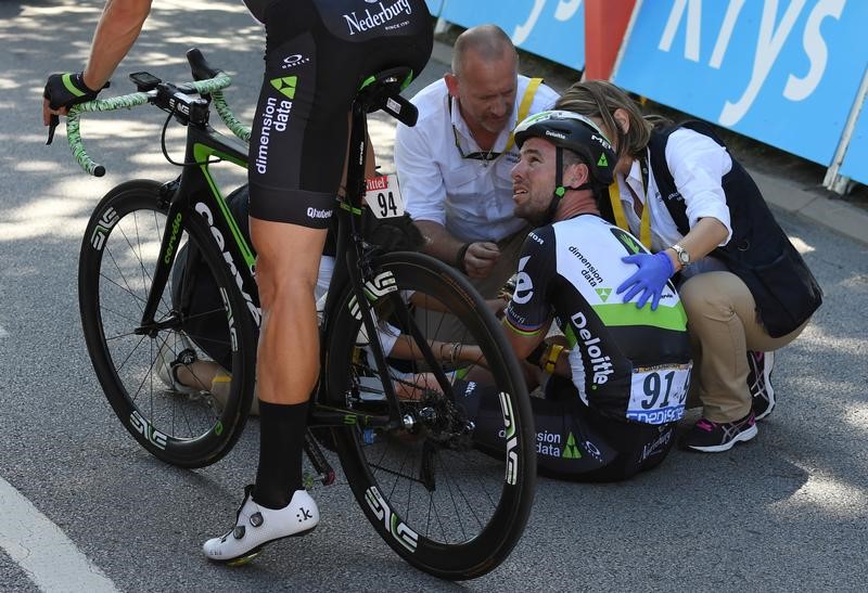 © Reuters. Cavendish abandona el Tour tras caer por un codazo del campeón del Mundo Sagan