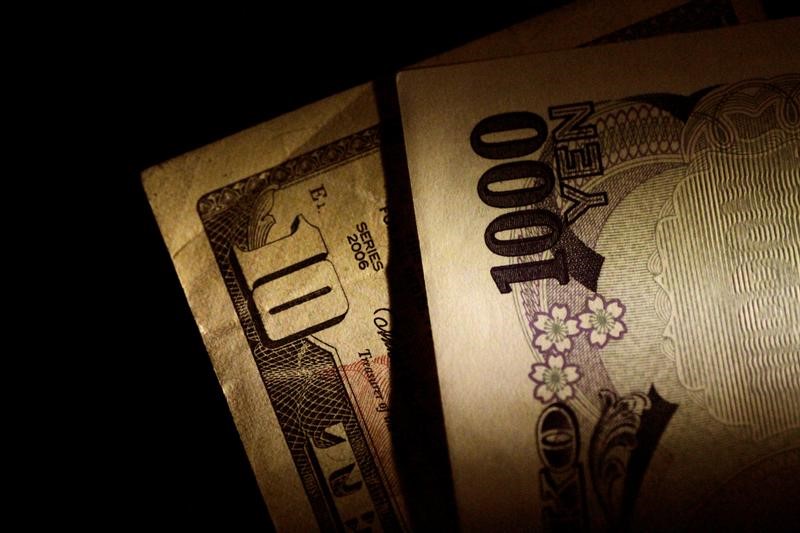 © Reuters. Illustration photo of Japan Yen and U.S. Dollar notes