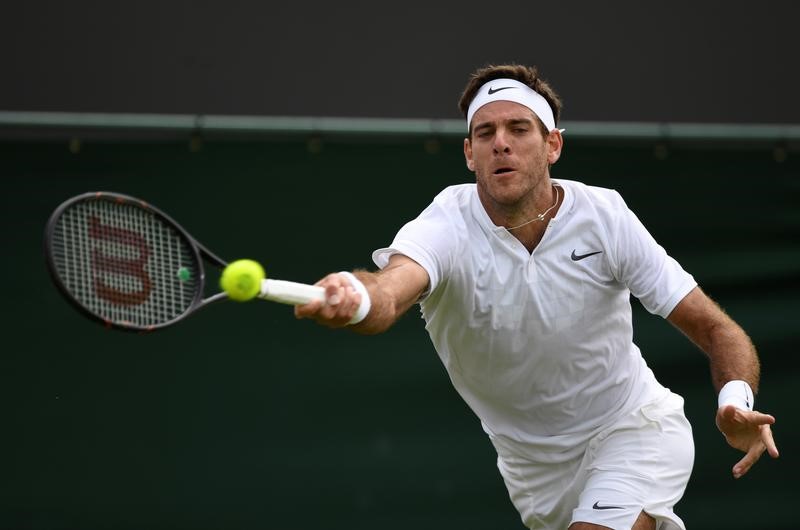 © Reuters. El tenista argentino Juan Martìn Del Potro juega contra el australiano Thanasi Kokkinakis en Wimbledon, Inglaterra.