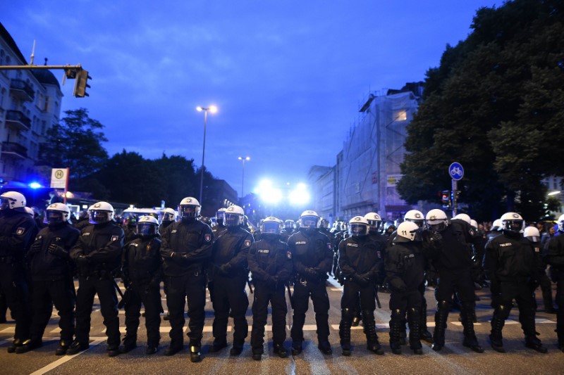 © Reuters. German riot police block a street during a protest ahead the G20 summit in Hamburg