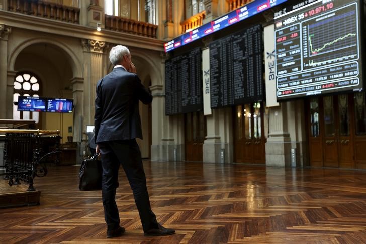 © Reuters. Трейдер изучает табло с графиками Мадридской фондовой биржи