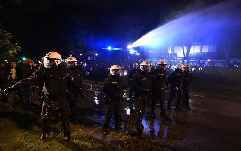 © Reuters. الشرطة الألمانية تفرق بالمياه تظاهرات مناهضة لقمة مجموعة العشرين