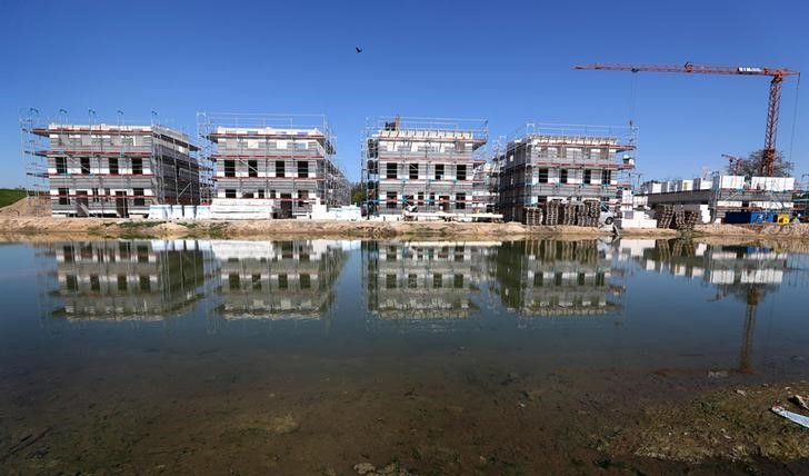 © Reuters. Workers are seen on a construction site for family homes in Hanau near Frankfurt