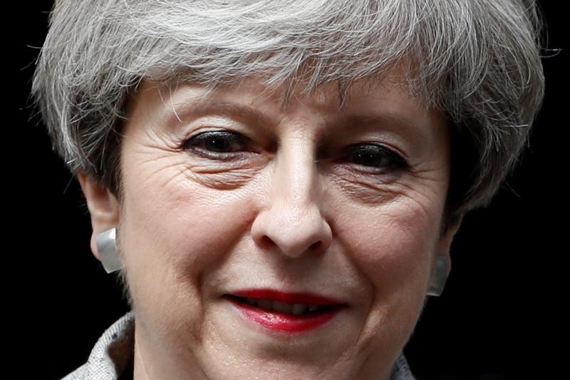 © Reuters. رئيسة وزراء بريطانيا تواصل كفاحها رغم الشعور بالوحدة