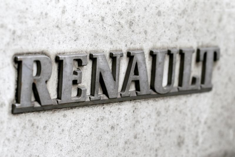 © Reuters. A Renault logo covered with mud and dust is seen on a car in Paris