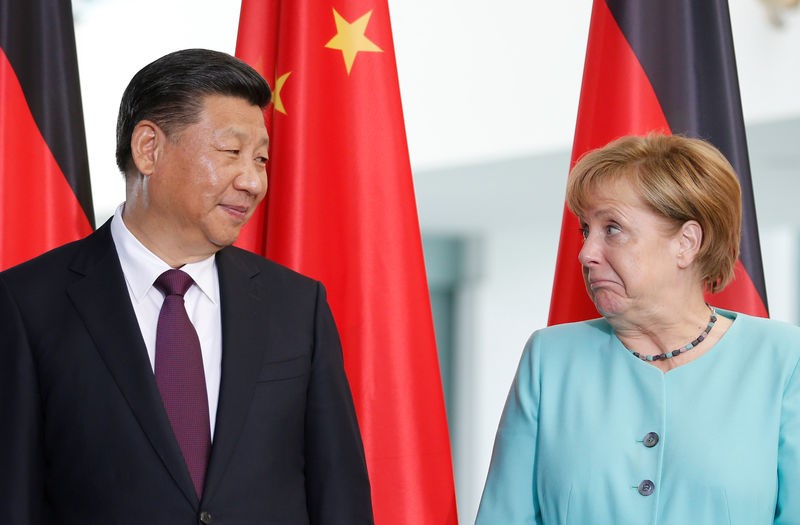 © Reuters. Chanceler da Alemanha, Angela Merkel, e presidente da China, Xi Jinping, durante cerimônia em Berlim