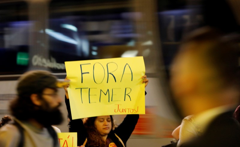 © Reuters. People hold a banner as they protest against Brazil's President Michel Temer in Sao Paulo, Brazil