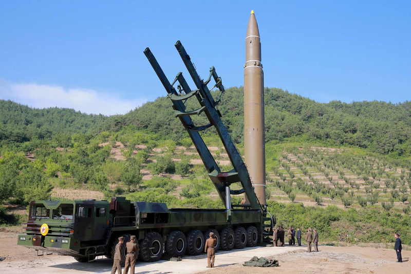 © Reuters. Míssil balístico Hwasong-14 em foto divulgada pela Agência de Notícias Central da Coreia do Norte, em Pyongyang