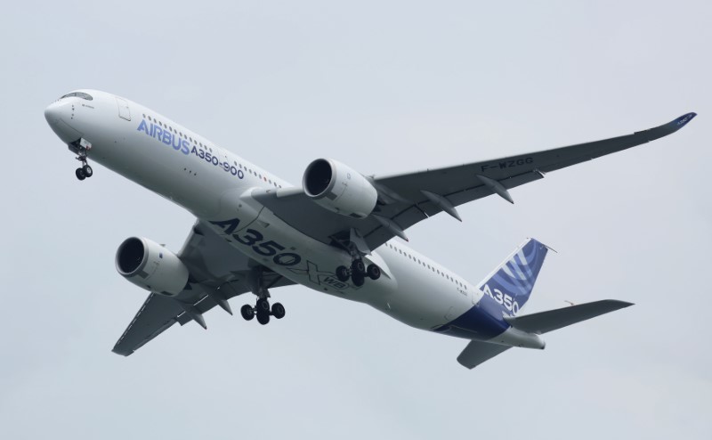 © Reuters. An Airbus A350-900 aircraft performs a flight pass during the Singapore Airshow in Singapore