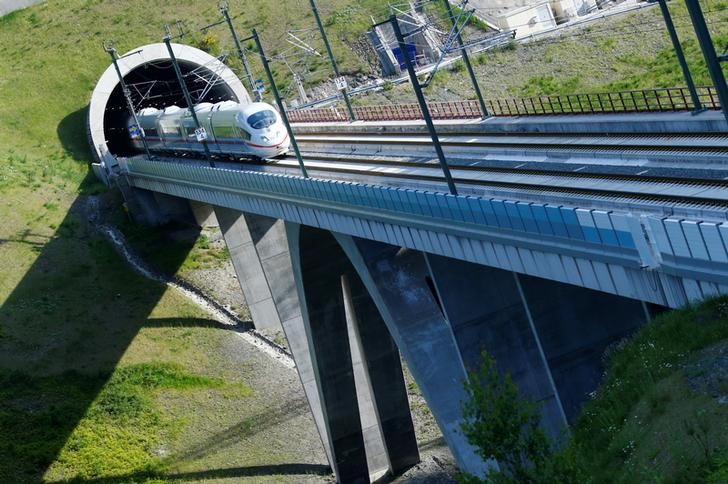 © Reuters. An Intercity Express ICE train of Deutsche Bahn AG is pictured on the new new rail line connecting Berlin and Munich in Goldinsthal near Erfurt