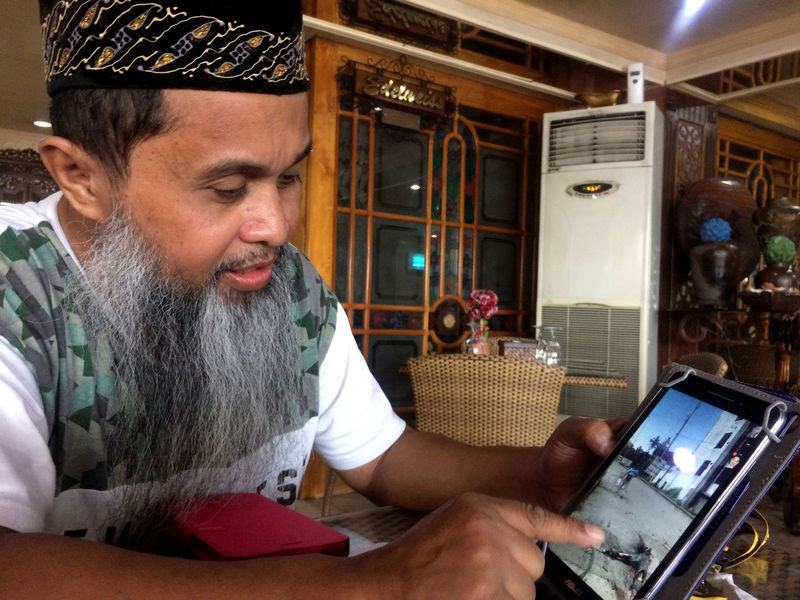 © Reuters. Agakhan Sharief, a Marawi City Muslim, shows picture of casualties in Marawi during an interview with Reuters in Cagayan de Oro