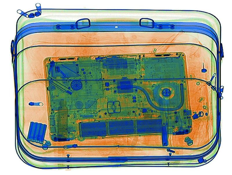 © Reuters. Foto ilustrativa mostra laptop dentro de mala, identificado por scanner de segurança de raio X