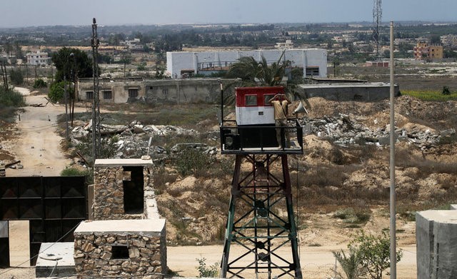 © Reuters. An Egyptian soldier guards at the Egyptian side of the border between Egypt and southern Gaza Strip