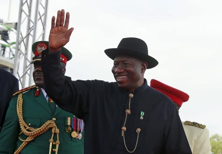 © Reuters. Nigeria's outgoing President Goodluck Jonathan waves to people after the handover to incoming President Muhammadu Buhari at Eagle Square in Abuja