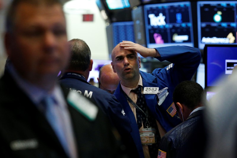 © Reuters. Traders work on the floor of the NYSE in New York