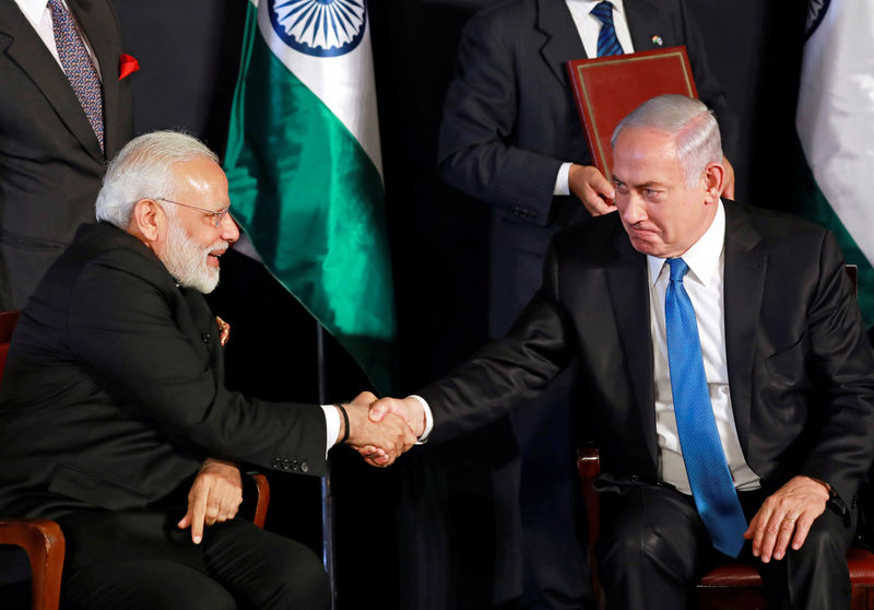© Reuters. Indian Prime Minister Narendra Modi shakes hands with Israeli Prime Minister Benjamin Netanyahu as they deliver joint statements during an exchange of co-operation agreements ceremony in Jerusalem