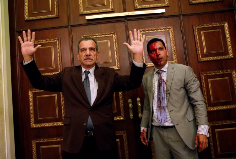 © Reuters. Seguidores del Gobierno venezolano irrumpen en Asamblea, tres diputados heridos