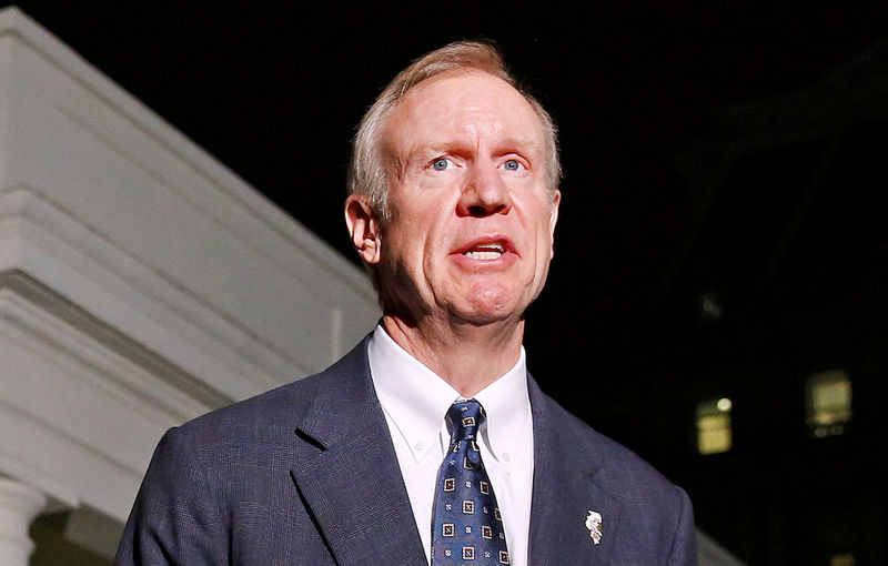 © Reuters. FILE PHOTO: Illinois Gov-elect Bruce Rauner speaks to media after meeting Obama and other Governor-elects at the White House