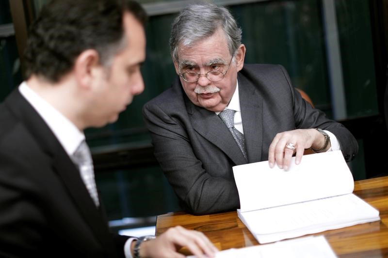 © Reuters. Antonio Claudio Mariz de Oliveira, advogado do presidente Michel Temer (C), fala com presidente da CCJ, deputado Rodrigo Pacheco (E), em Brasília