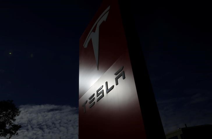 © Reuters. The Tesla corporate logo is pictured at a Tesla electric car dealership in Sydney