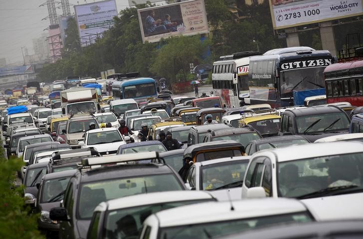 © Reuters. Veículos em engarrafamento após fortes chuvas em Mumbai