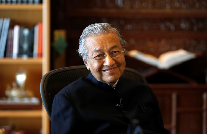 © Reuters. FILE PHOTO: Former Malaysian prime minister Mahathir smiles during an interview with Reuters in Putrajaya