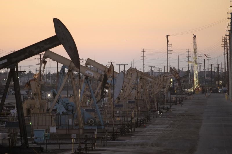 © Reuters. Oil rig pumpjacks extract crude from the Wilmington Field oil deposits area where Tidelands Oil Production Company operates near Long Beach, California